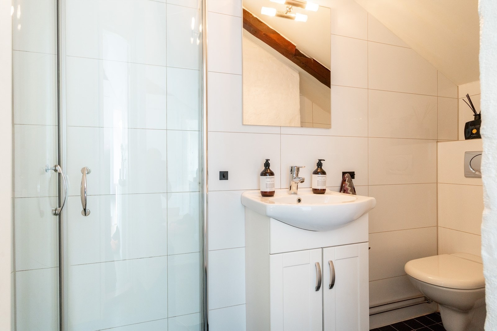 Pent bad fra 2010 med flislagte overflater på gulv og vegger Galleribilde