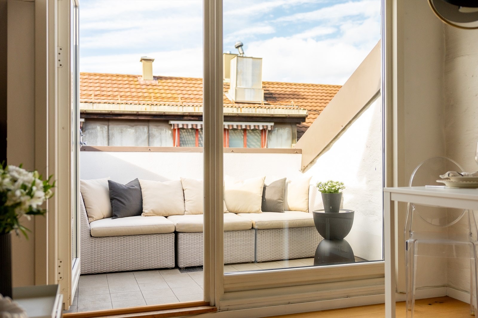 Fra stuen/kjøkkenet er det utgang til den flotte takterrassen Galleribilde