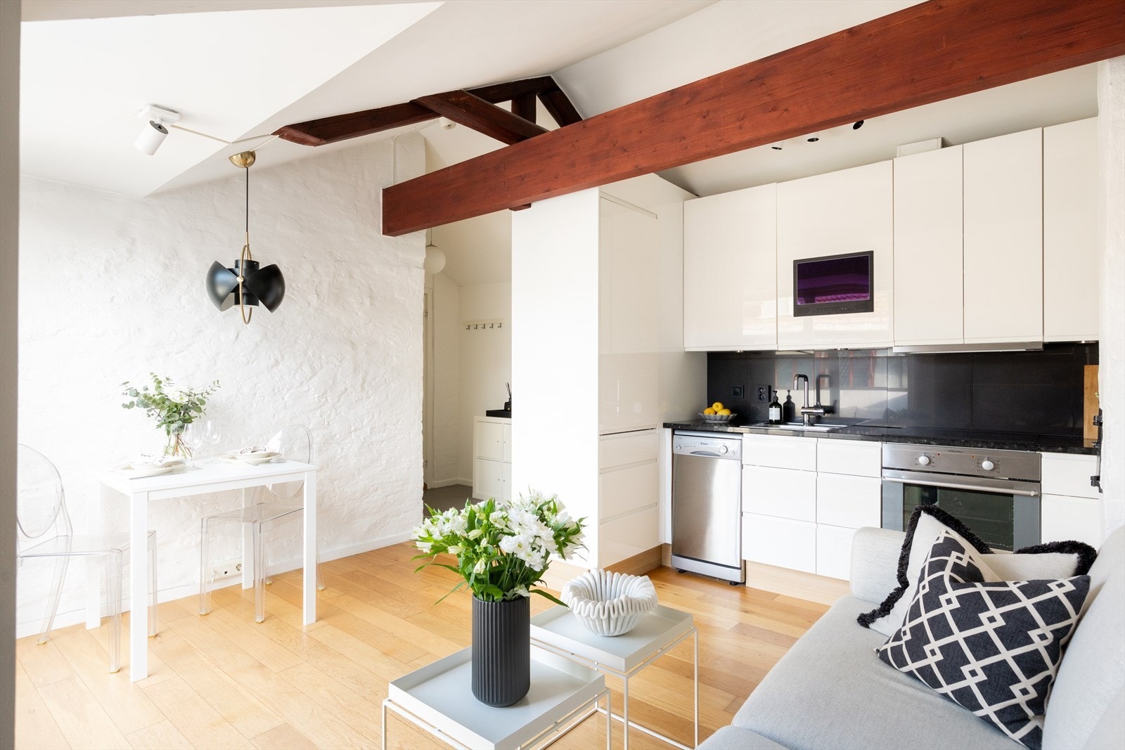 Kjøkkenet og stuen ligger i en åpen og sosial løsning Galleribilde