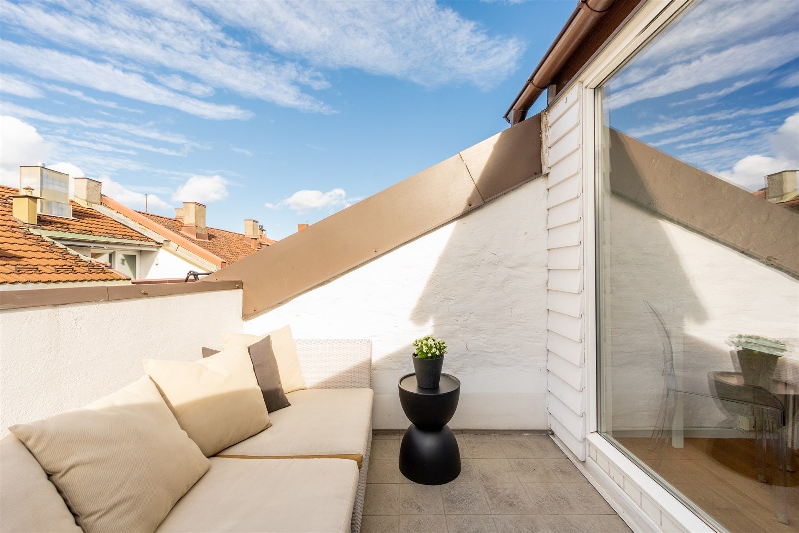 Herlig takterrasse med gode solforhold og romslig plass til utemøbler, grill og planter Galleribilde