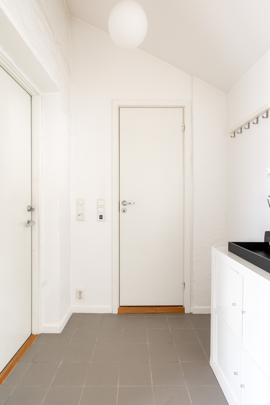 Entréen er lys og innbydende med fliser på gulvet Galleribilde