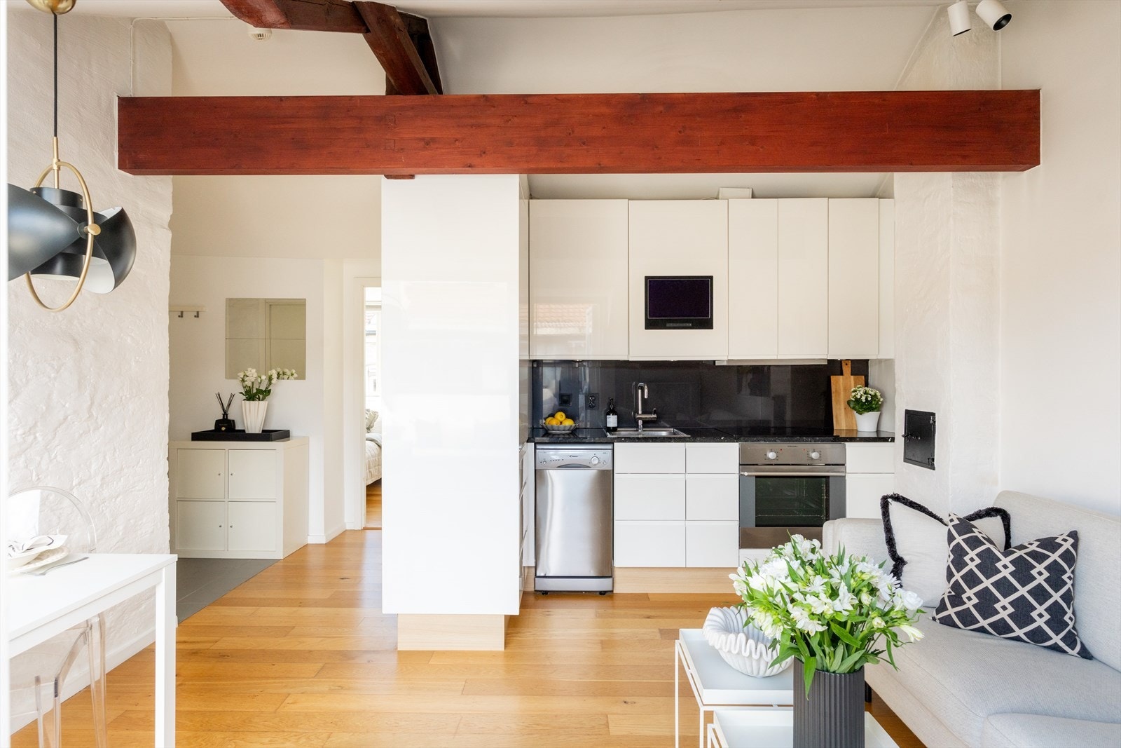 Kjøkken fra 2010 med benkeplate i stein og glatte fronter Galleribilde