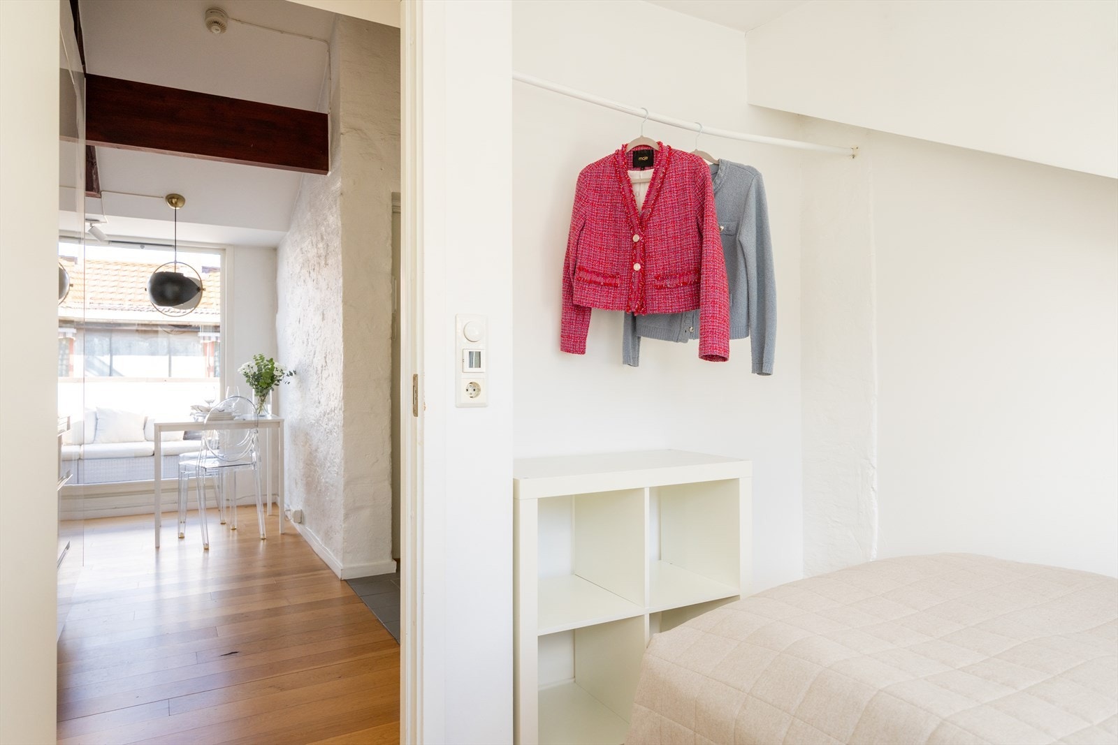 Praktisk og plassbesparende oppbevaringsløsning med oppheng til klær Galleribilde