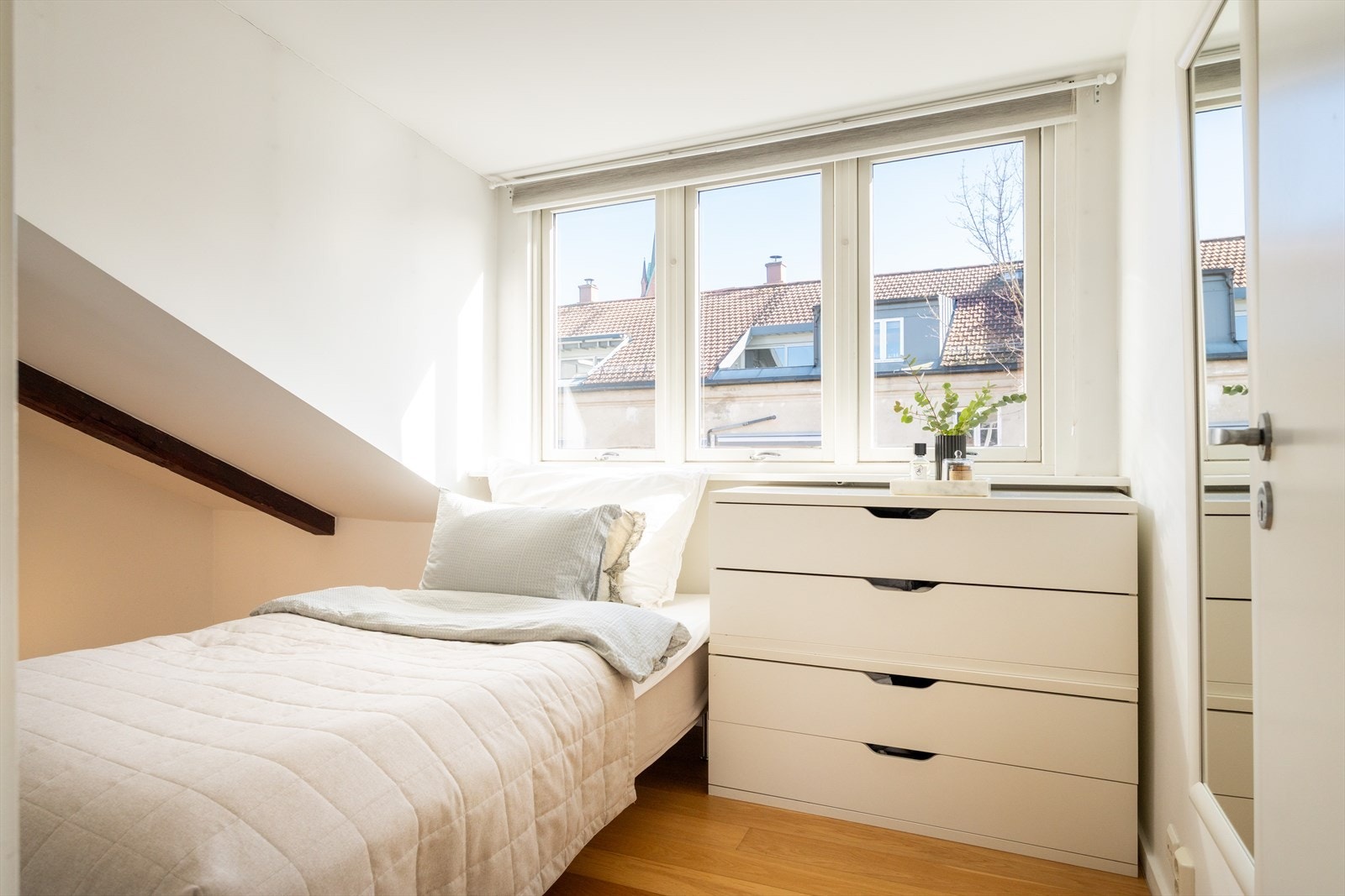 Lyst og innbydende soverom med store vindusflater og god oppbevaringsplass Galleribilde