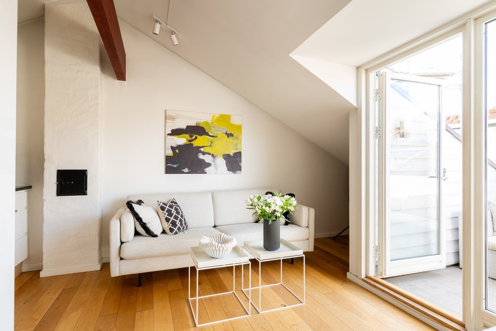 Lys og koselig stue med synlige trebjelker og god takhøyde Galleribilde