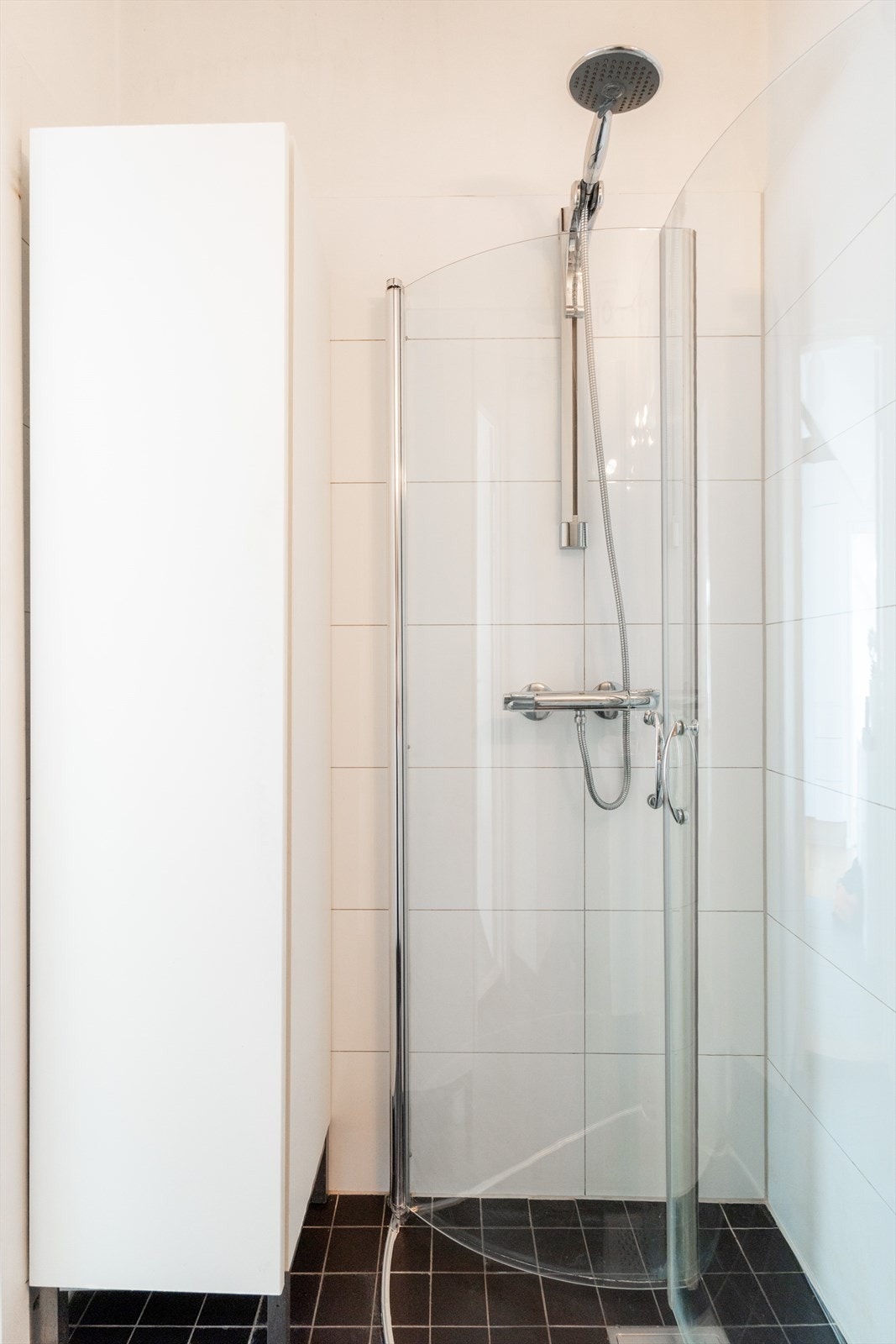 Rommet er innredet med servant, toalett og dusjløsning Galleribilde