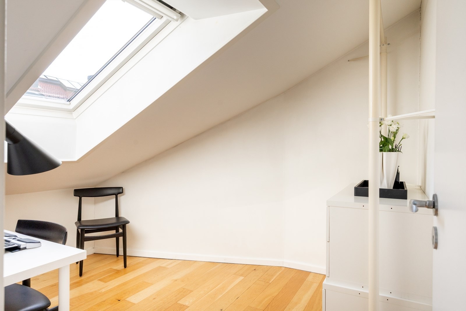 Det andre soverommet er svært sjarmerende med skråtak, synlige trebjelker og takvindu som gir godt med naturlig lys Galleribilde