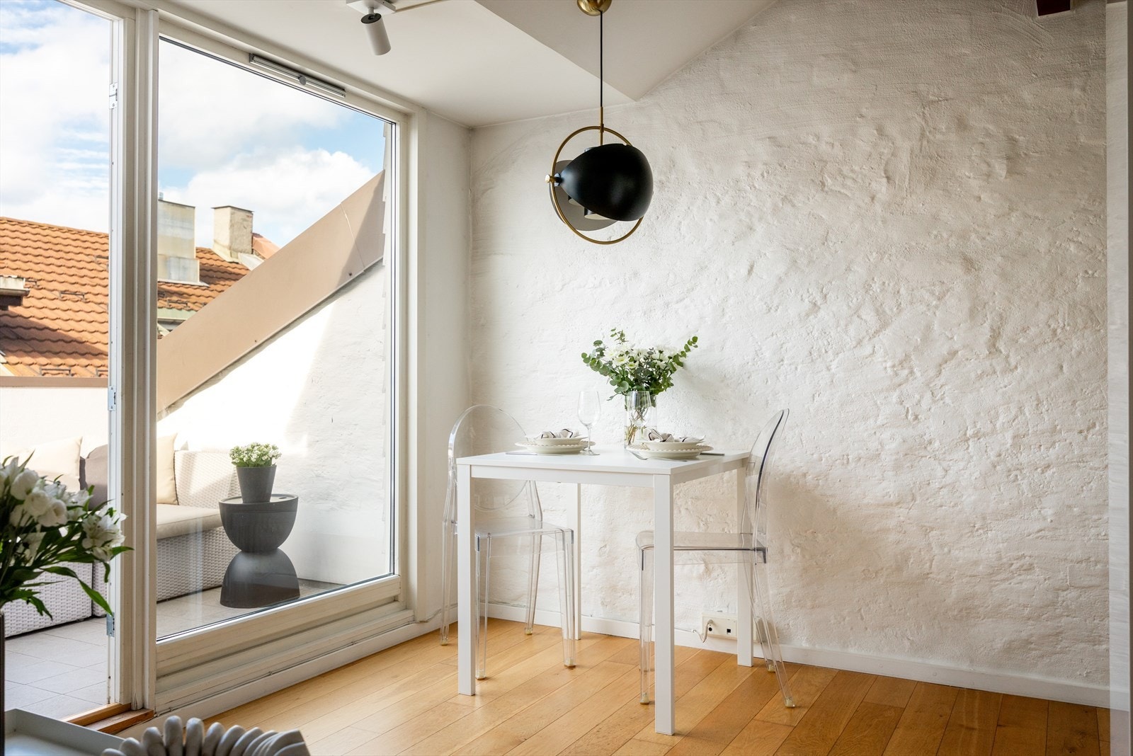 Leiligheten består av enstavsparkettgulv og lyse overflater Galleribilde