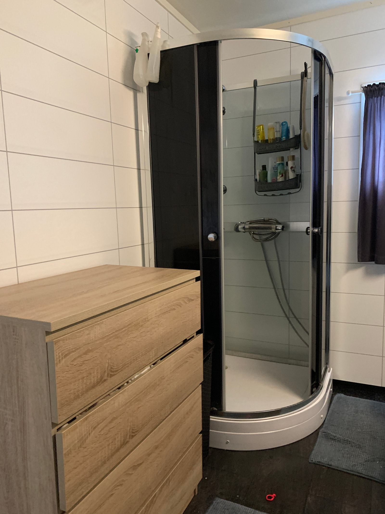 Bad 1. etg. oppusset i senere år. Stort dushjørne. Galleribilde