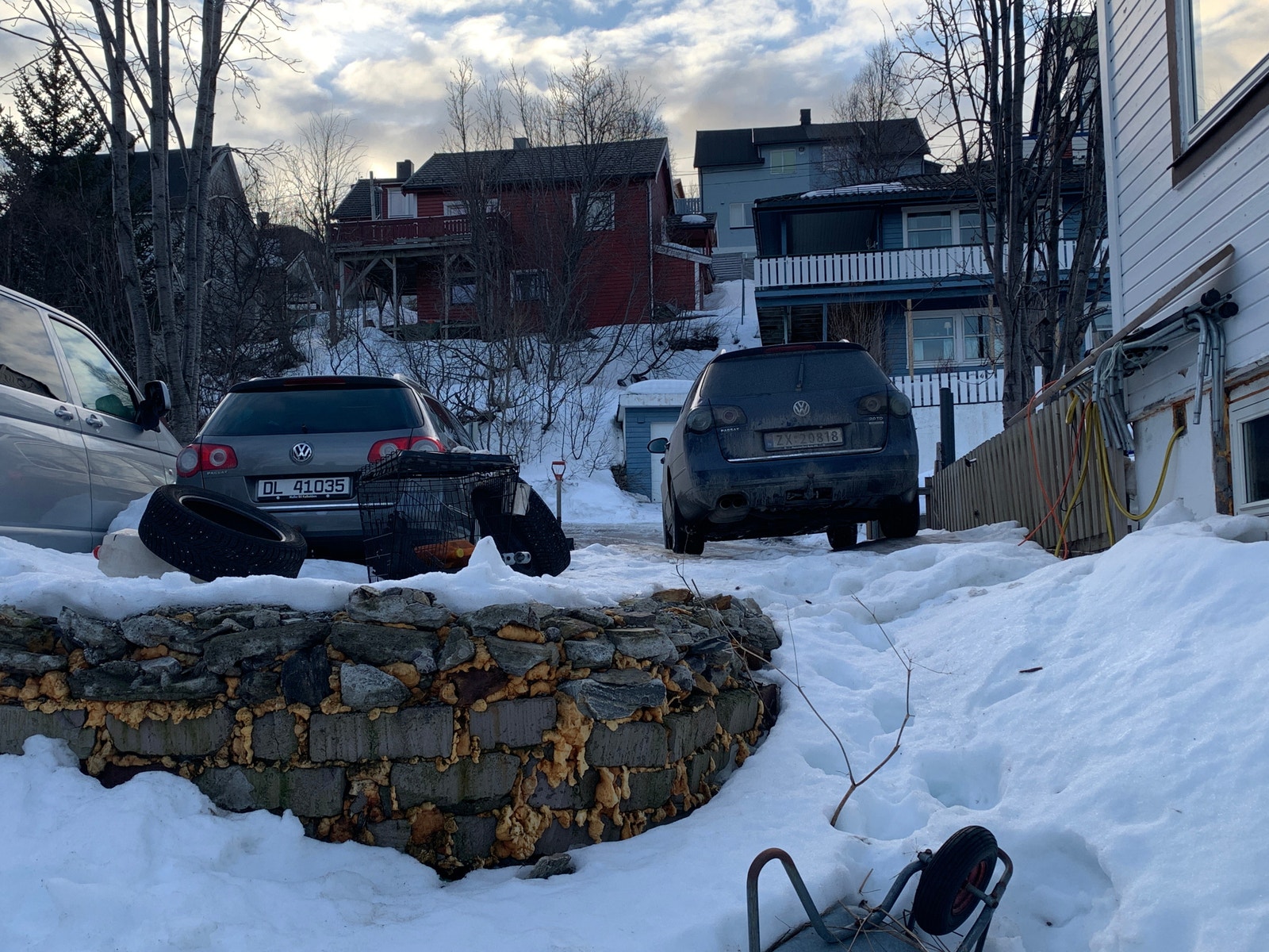 Parkering på privat etablert fylling. Bygningsskum mellom steiner i fylling. Galleribilde