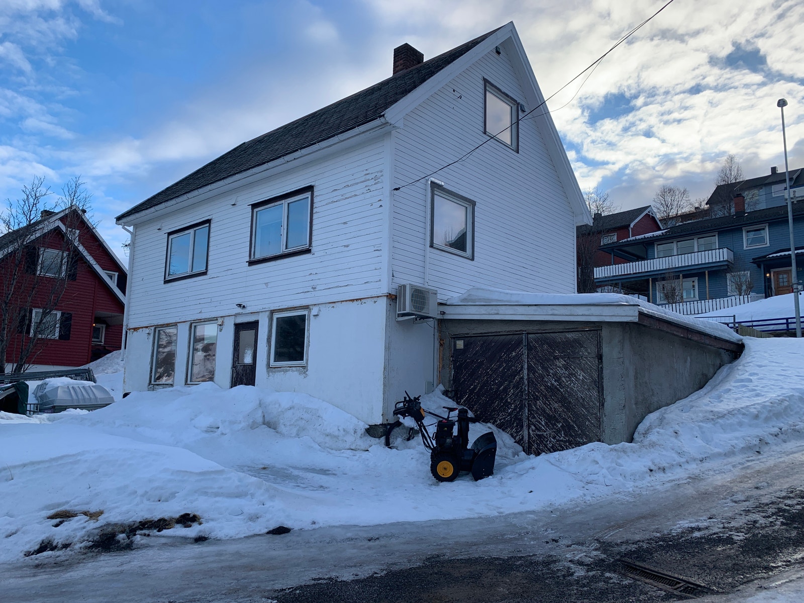 Skrående terreng. Eldre garasje til høyre. Galleribilde