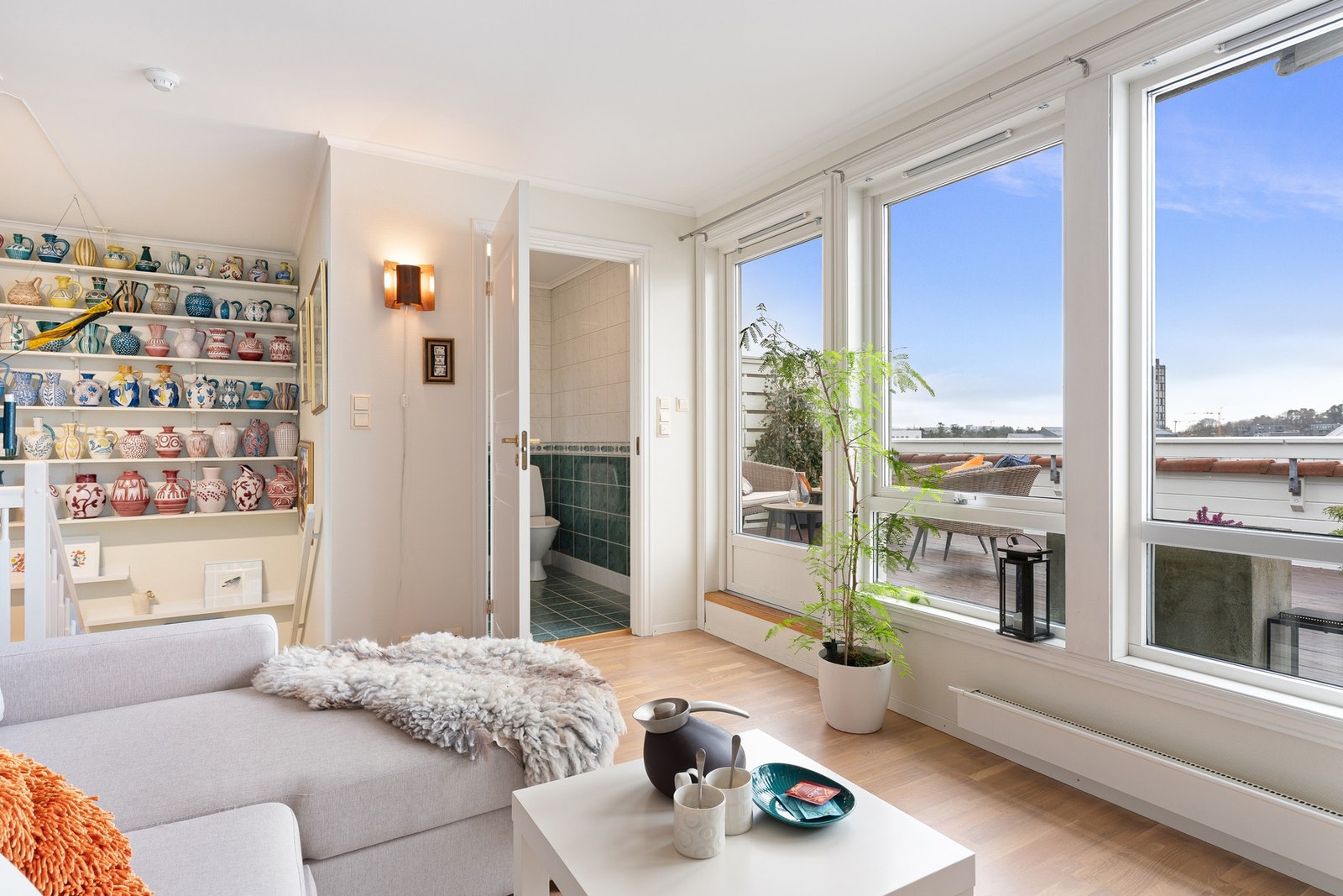 TV-stue med utgang til terrasse Galleribilde