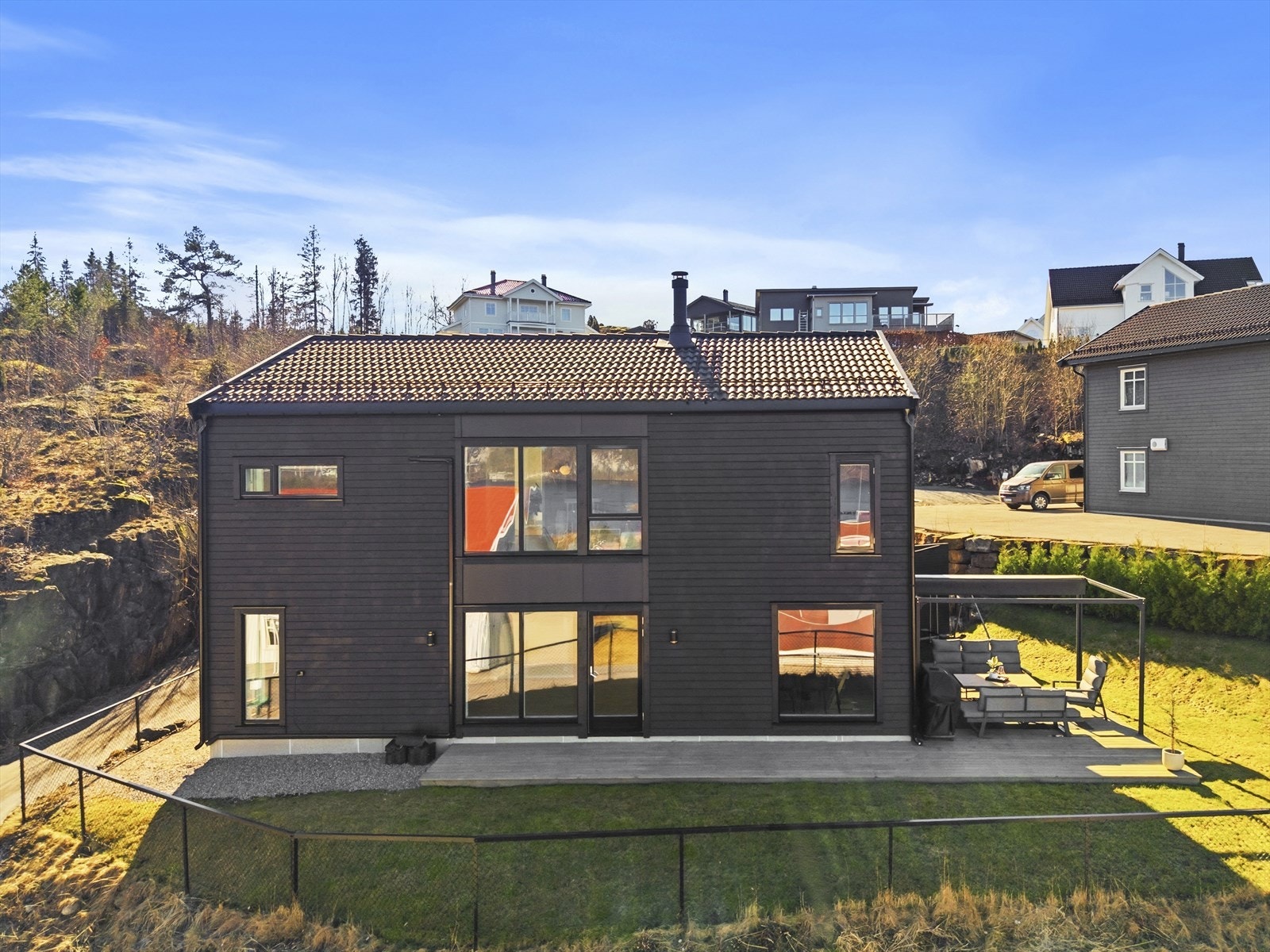 Eiendommen er ferdigstilt i 2022 og har en gjennomgående moderne standard fra byggeår. Galleribilde