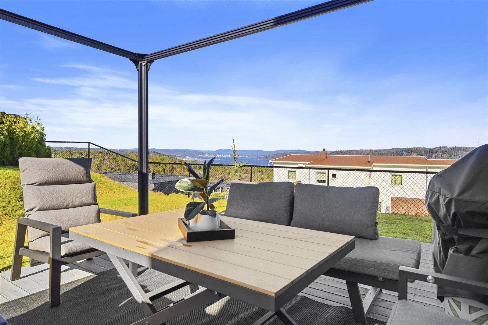 Fra terrasse er det fin utsikt utover Frierfjorden - Vestvendt beliggende med gode solforhold Galleribilde