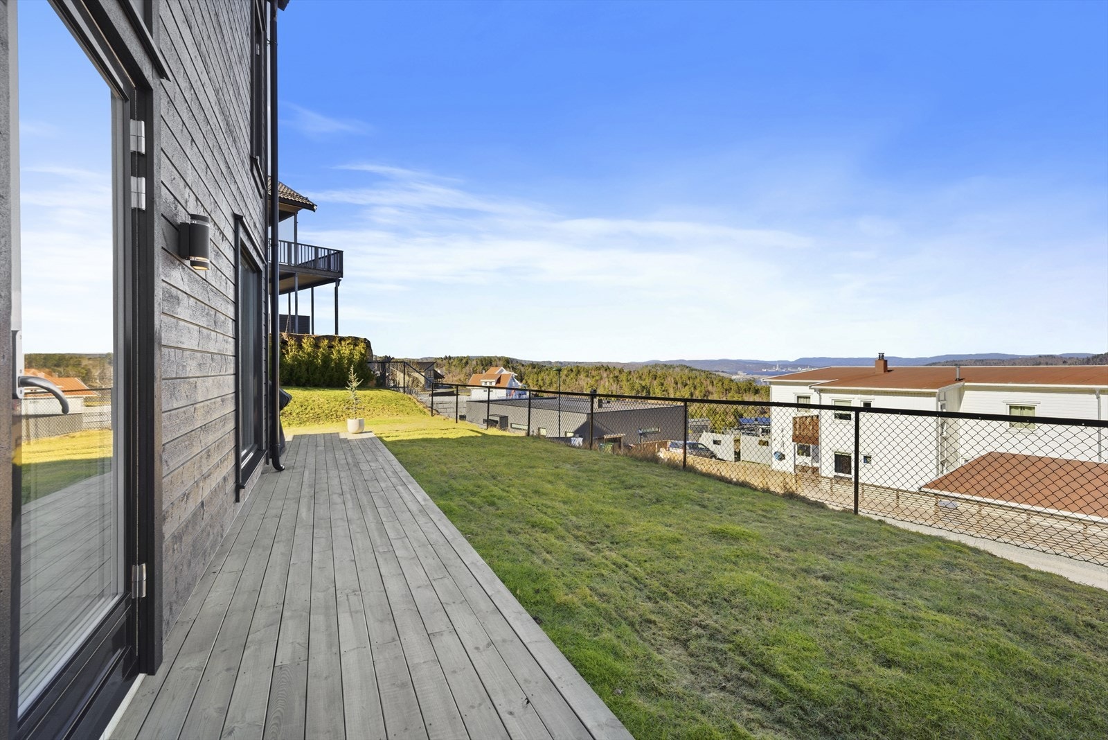 Nåværende eier har gjerdet inn store deler av tomten Galleribilde