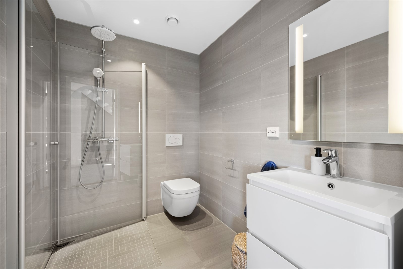 Boligen har bad i hver etasje samt stort vaskerom - Her er bad i 1. etg. Galleribilde