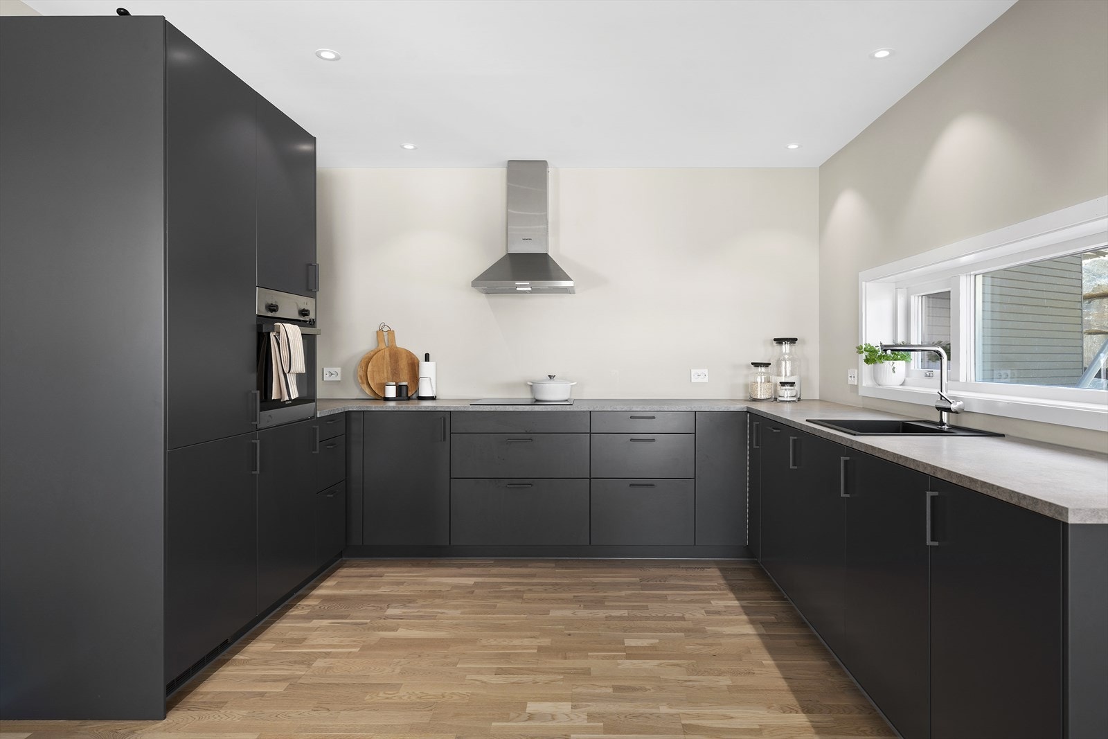 Her er det innredning av type "Drømmekjøkkenet" med integrerte hvitevarer fra Siemens. Rommet føles lyst og åpent, med muligheter for å tilpasse til eget behov med f.eks. kjøkkenøy. Galleribilde