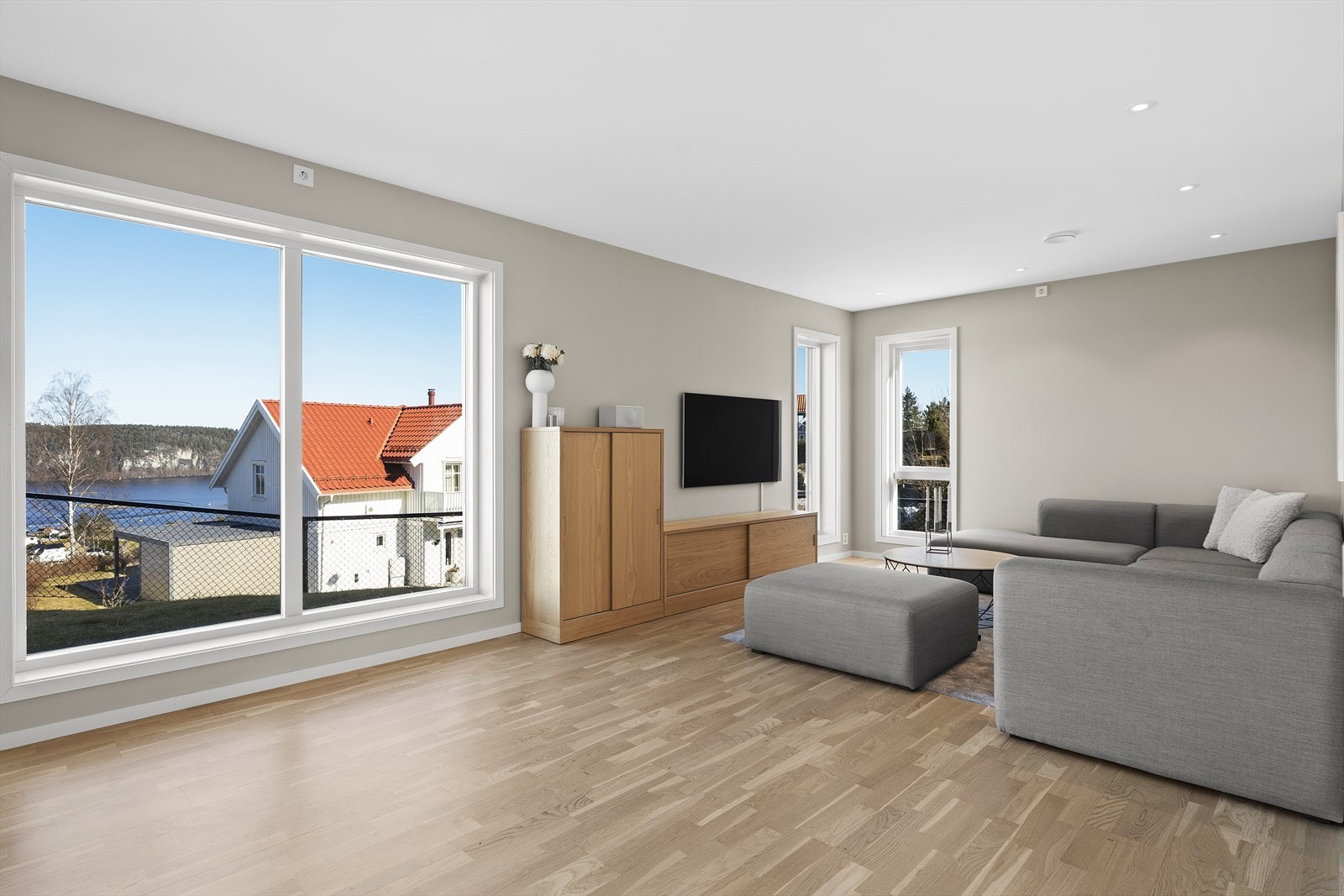 Stuen har god plass til stuemøblement samt spisestue ved kjøkken Galleribilde