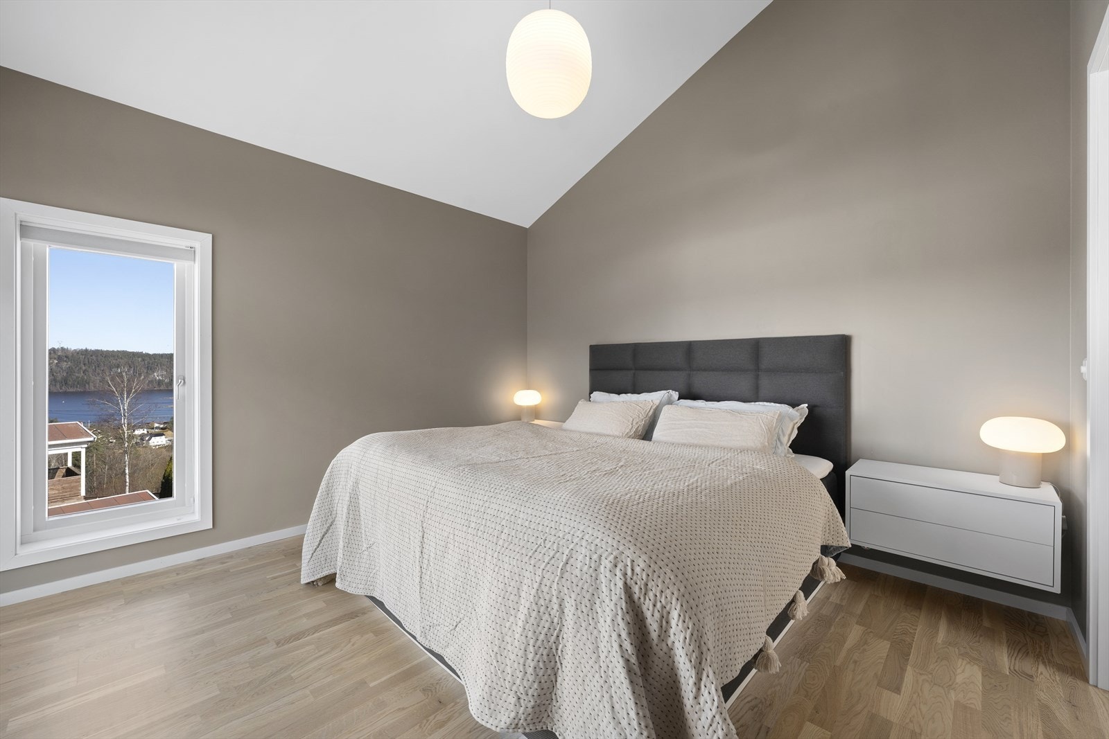 Hovedsoverommet har en nydelig sjøutsikt og en praktisk løsning med "walk in" løsning med innredning. Galleribilde