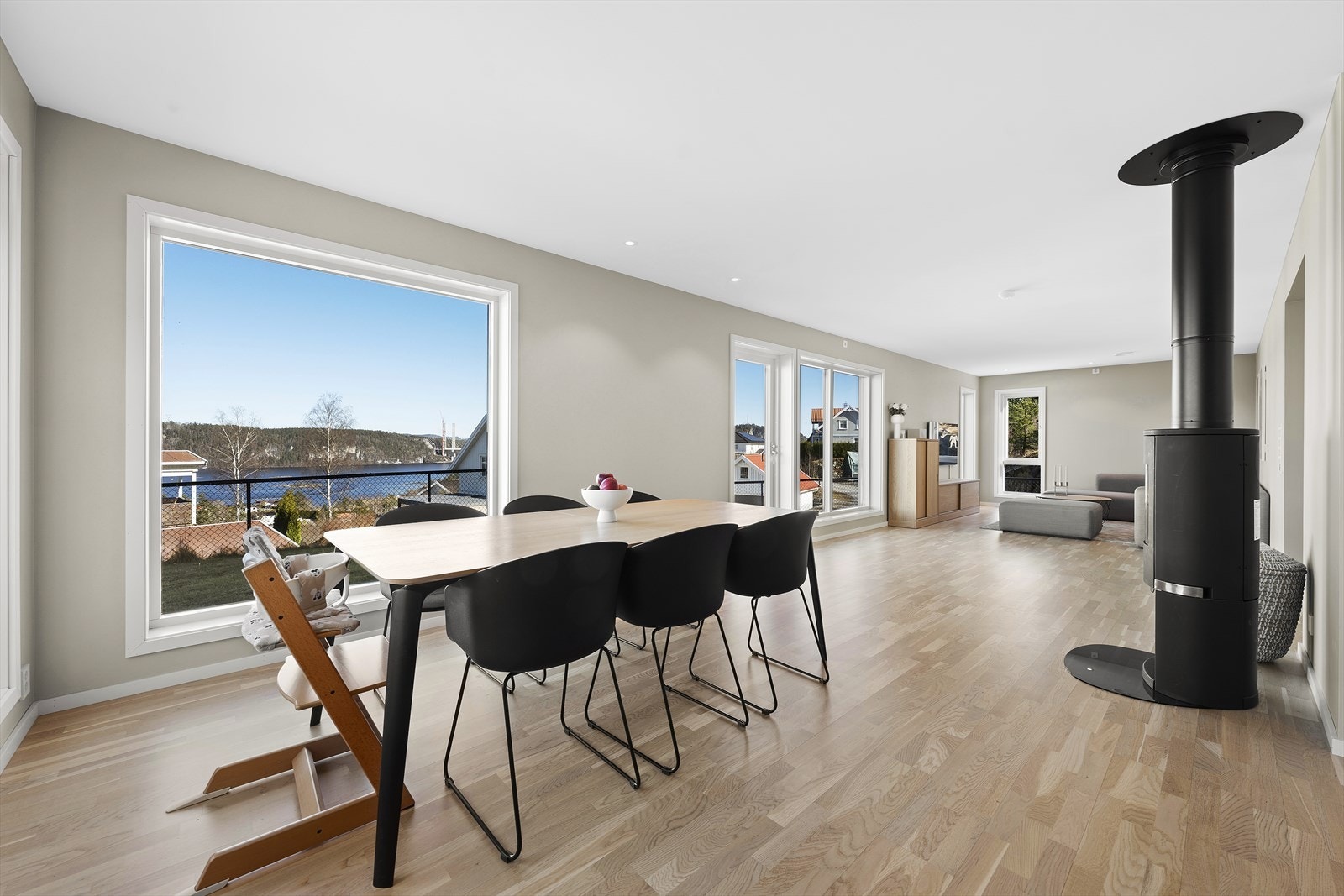 Legg merke til utsikten fra spisestue Galleribilde