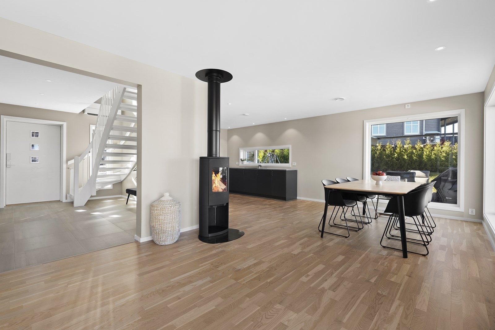 Gjennomgående lys fra store vindusflater Galleribilde