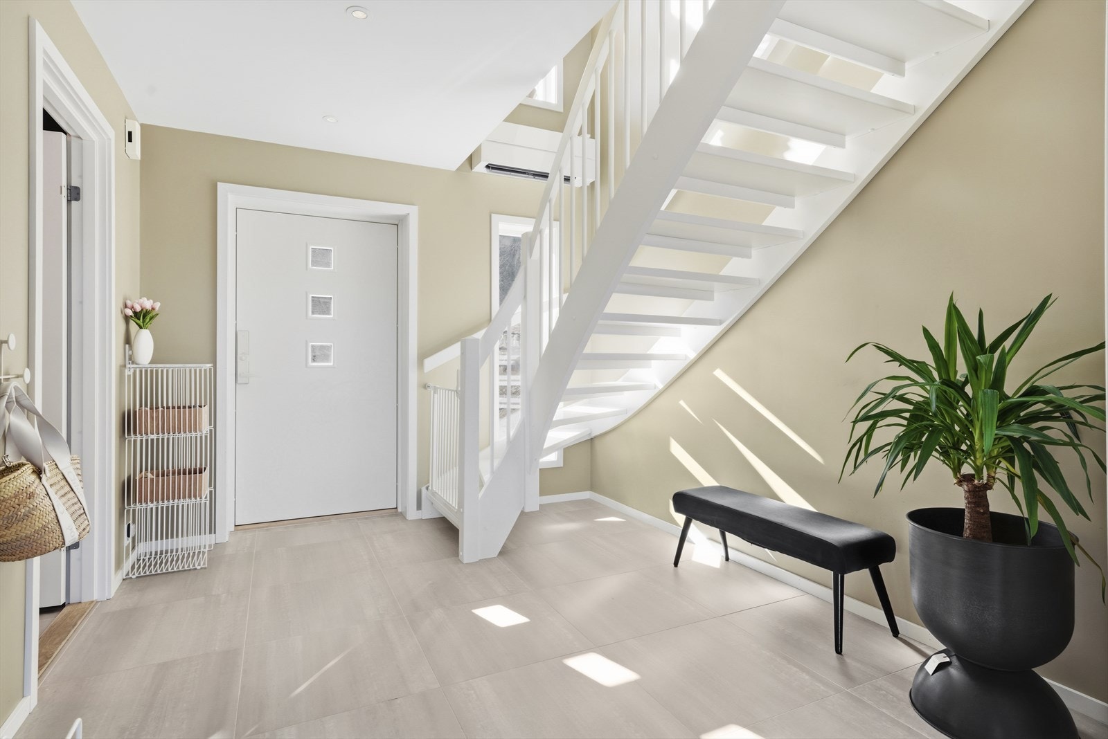 Romslig hall med god plass til sko og yttertøy Galleribilde