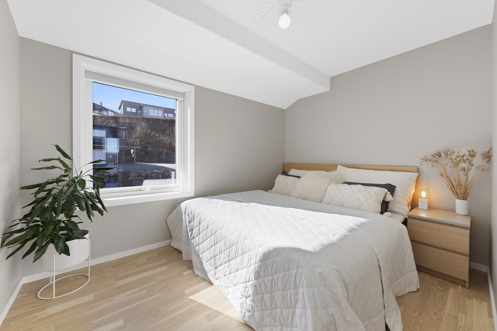 Alle soverom har måltilpasset solskjerming (plissé)- lystett med skinner. Galleribilde