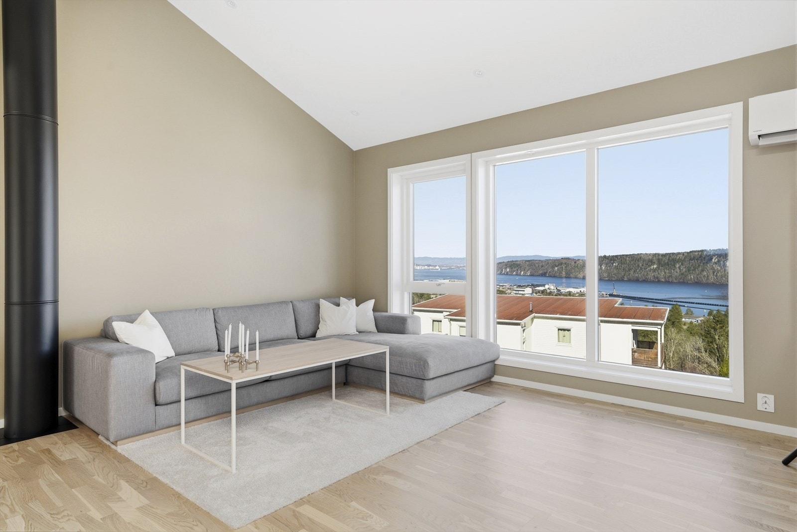 Legg merke til de store vindusflatene med nydelig utsikt Galleribilde