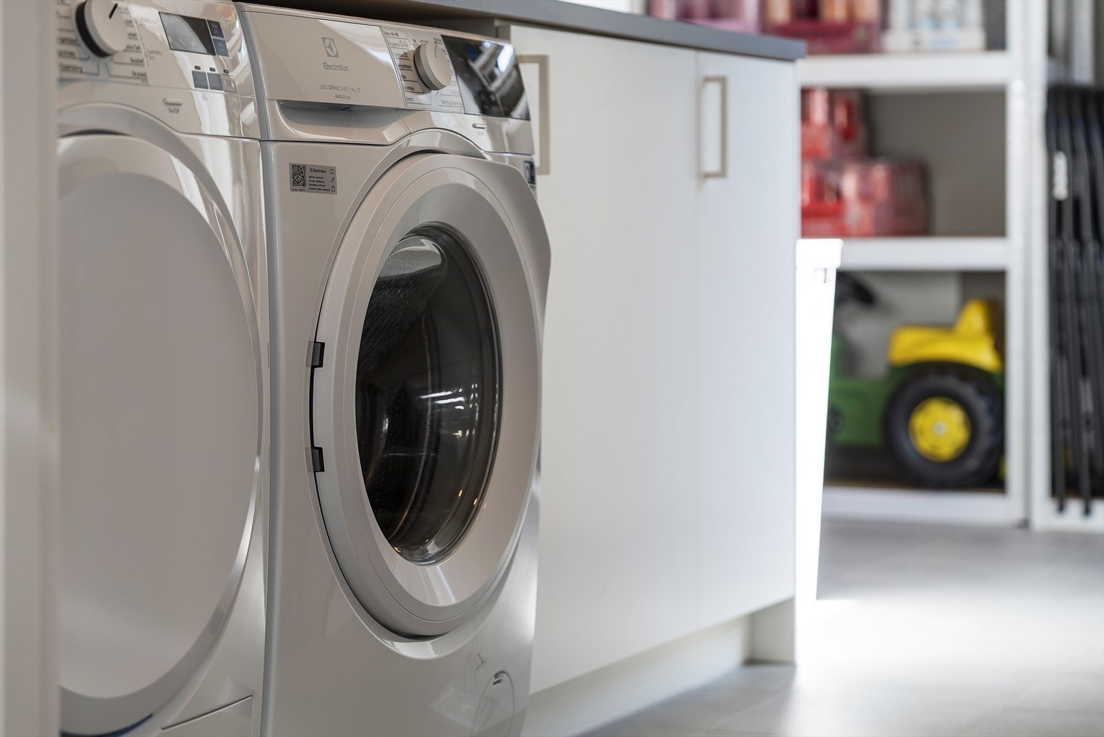 Stort vaskerom med store garderobeskap/oppbevaringsplass samt. utg. til gårdsplass. Galleribilde