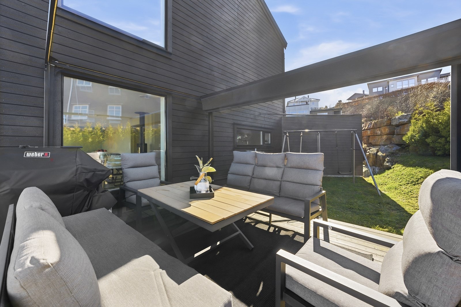 Terrasse strekker seg forbi stue med utg. til hage Galleribilde