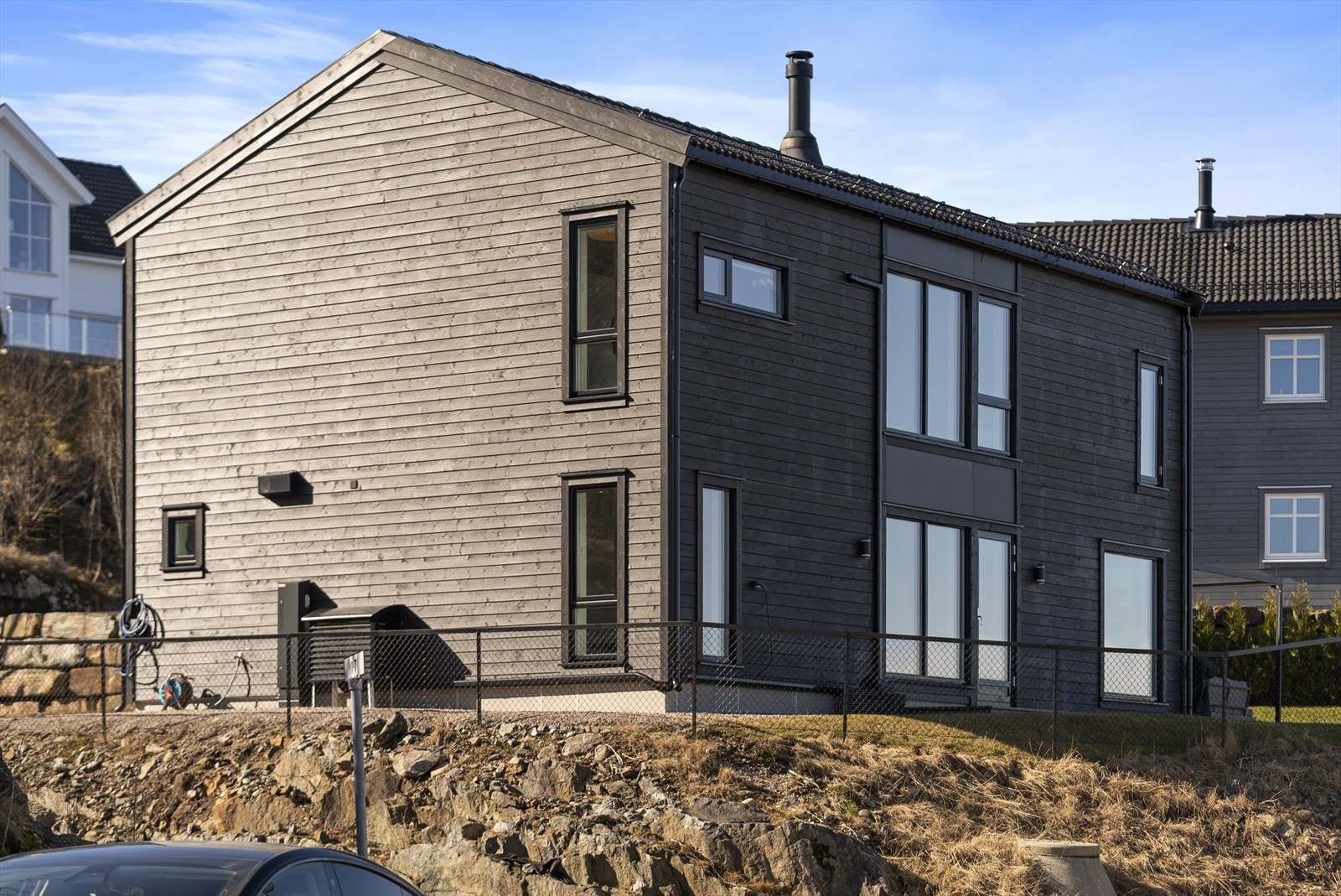 Nåværende eier har kostet på boligen med bl.a. elbillader, pergola, solskjerming, garderobeløsninger, laget mørkeloft for oppbevaring ++. Galleribilde