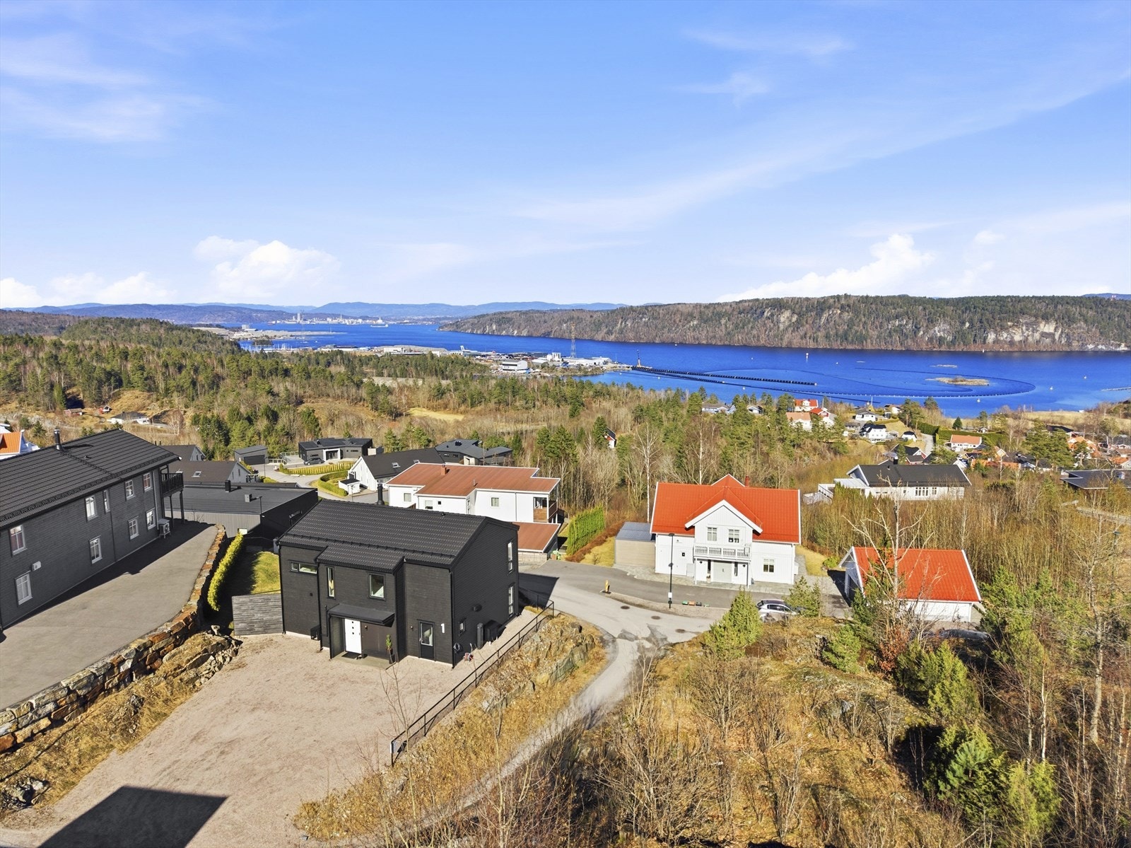 Nyere familiebolig (2022) med nydelig beliggenhet, fin sjøutsikt utover Frierfjorden og barnevennlige omgivelser! Galleribilde