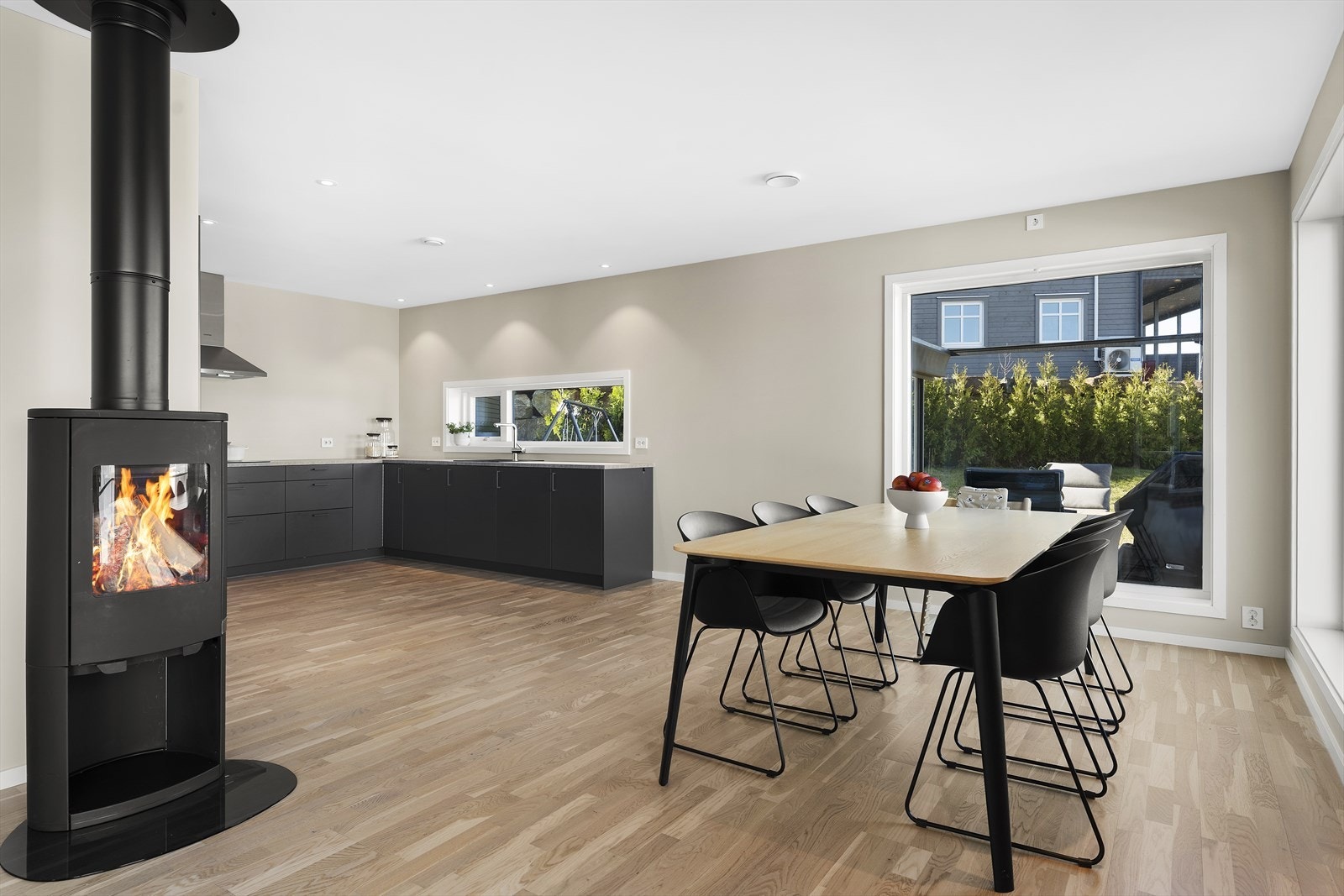 Kjøkkenet ligger i vinkel fra stuedel, men i åpen løsning mot spisestue. Her kan man derfor invitere både familie og venner til hyggelige lag! Galleribilde