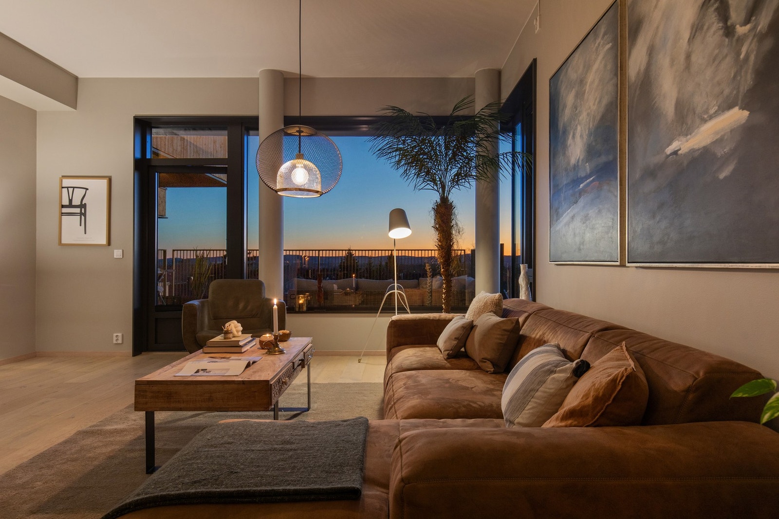 Boligen byr på to delikate bad med 60x60 fliser, romslig stue og kjøkken i åpen løsning med god takhøyde, samt utgang til en herlig balkong på ca. 12 kvm. Galleribilde