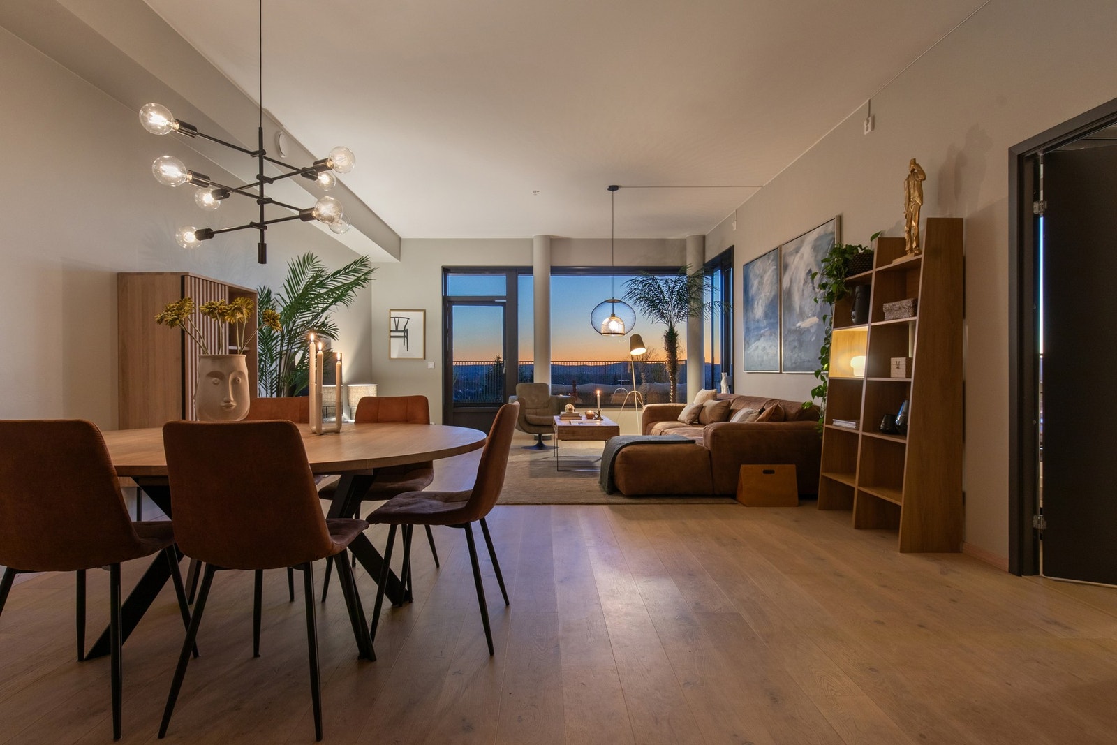 En eksklusiv 4-roms selveierleilighet med gjennomgående høy standard og moderne uttrykk. Galleribilde