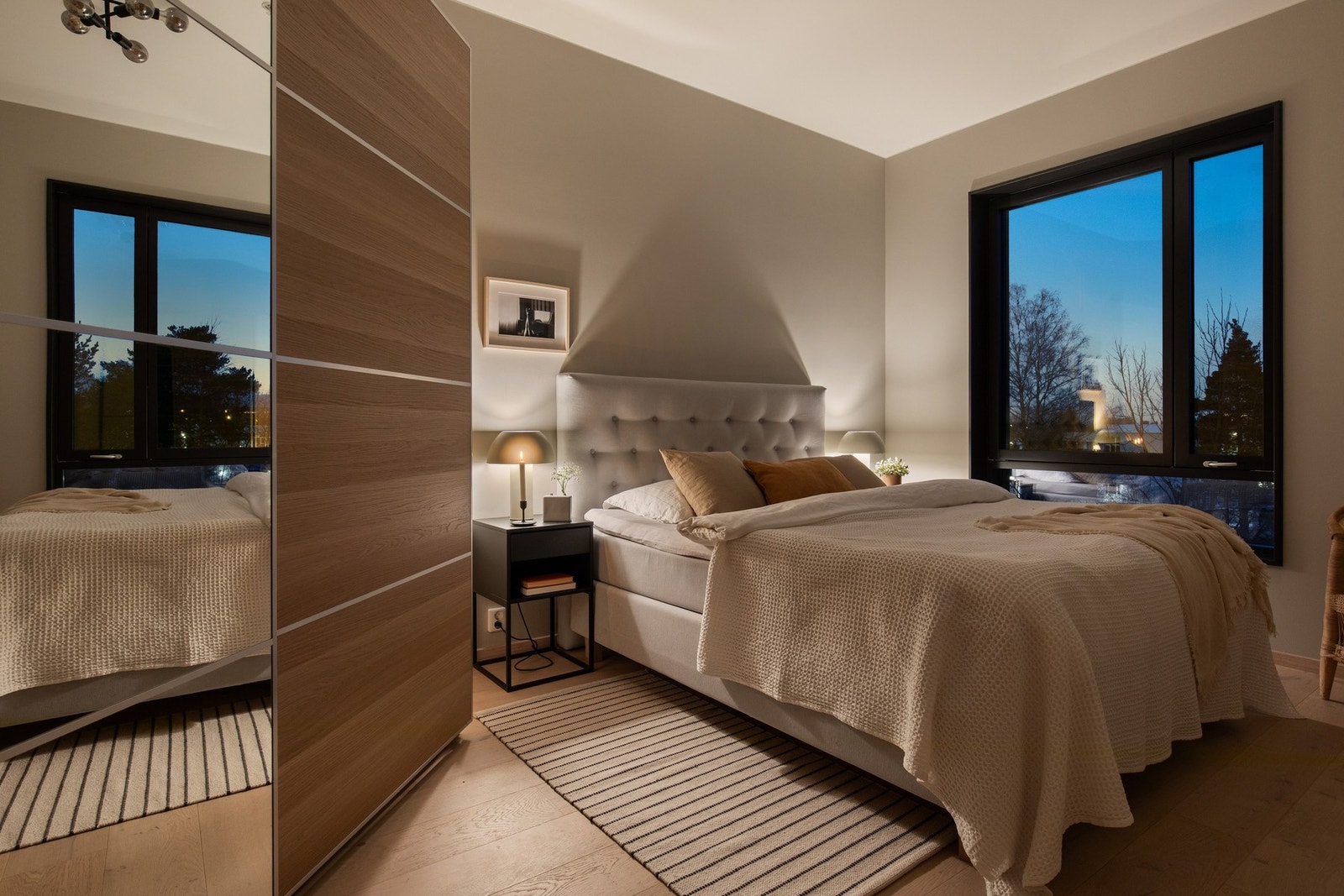 Beliggenheten er svært sentral på Jessheim, med gangavstand til tog (ca. 300 m) med hyppige avganger til Oslo S, samt Jessheim Storsenter med et bredt utvalg av butikker, serveringstilbud og servicetjenester. Galleribilde