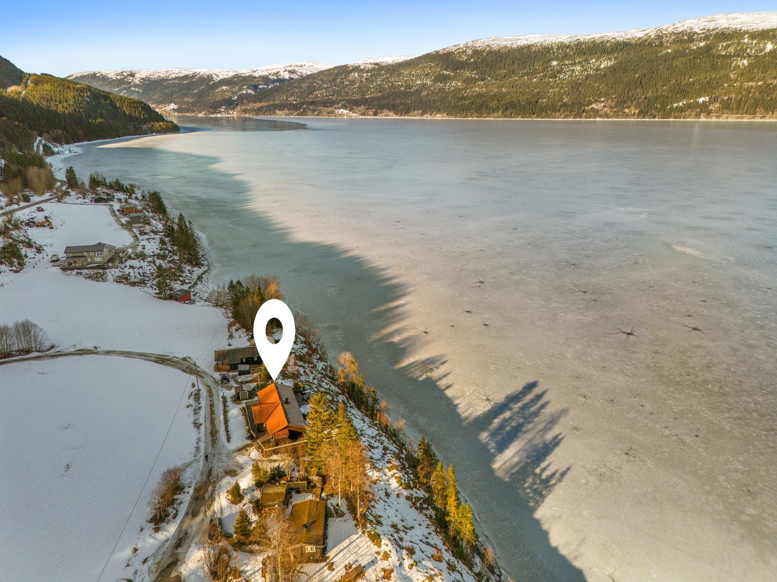 et er kort vei til småbåthavn, noe som gjør det praktisk for deg som ønsker å bruke båt til fiske eller turer på fjorden. Galleribilde
