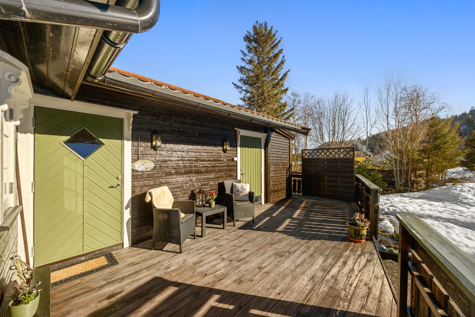 Inngangsparti med dør inn til bod og entré Galleribilde