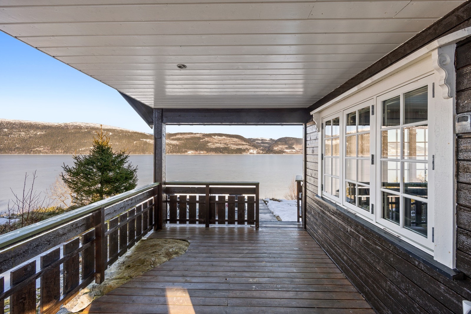 Her kan man nyte vakker utsikt og varme sommerdager Galleribilde