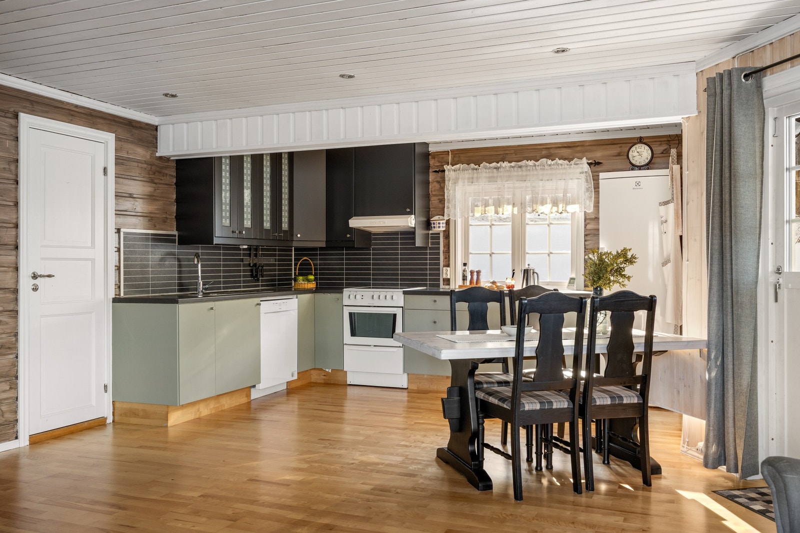 Det er god plass til spisebord i tilknytning til kjøkkenet Galleribilde
