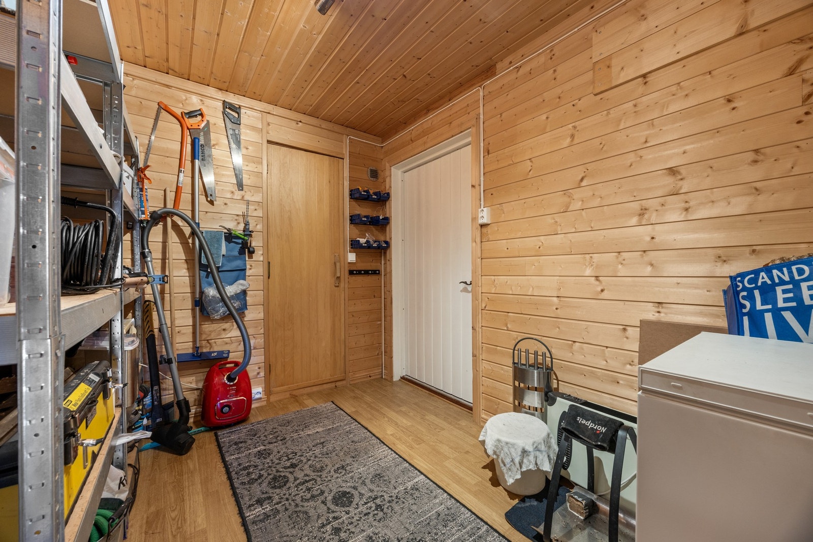 Bod - 7 kvm. Dør inn til badstu og ut til inngangsparti Galleribilde