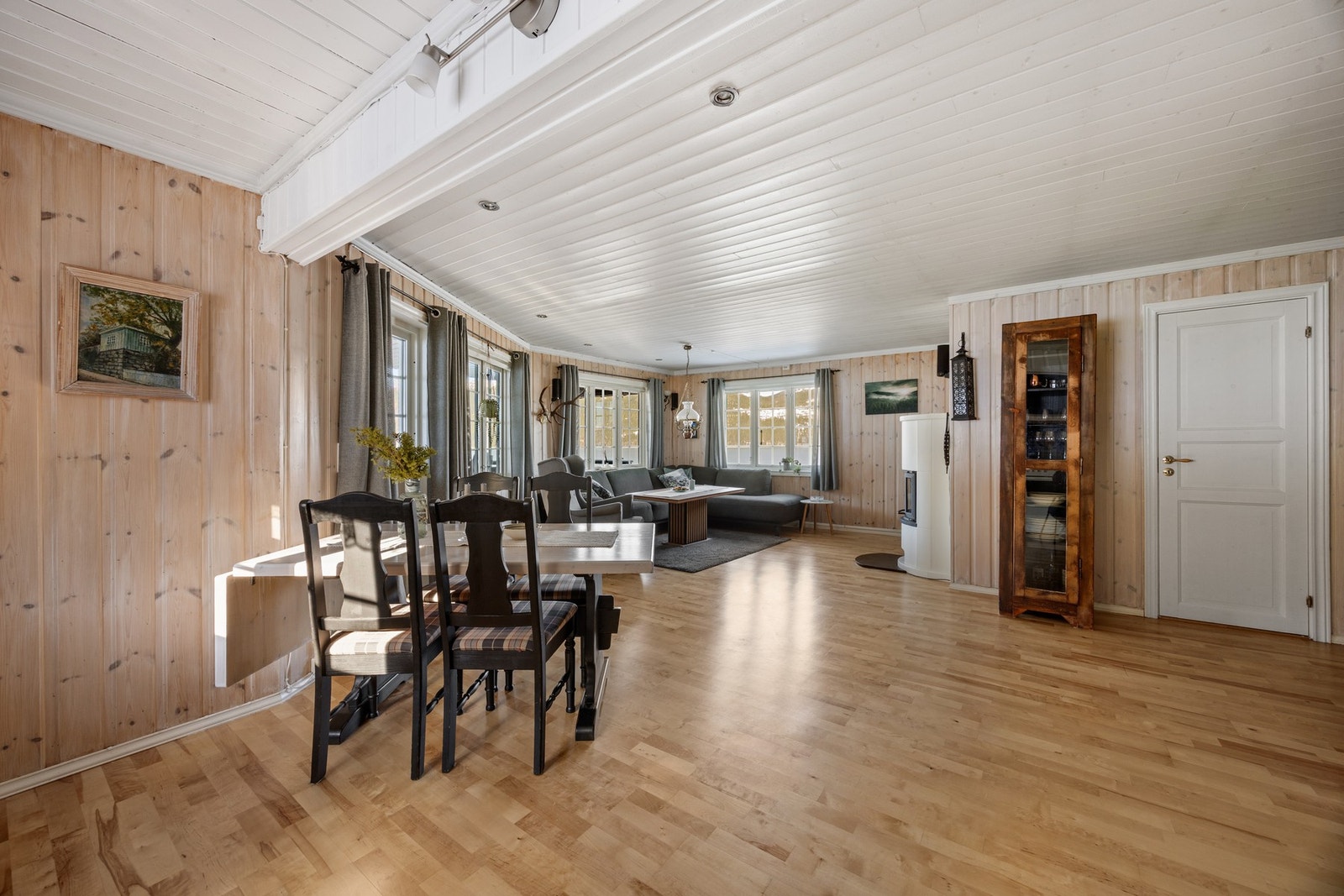 Stue og kjøkken ligger i åpen løsning og måler 35,5 kvm. Galleribilde