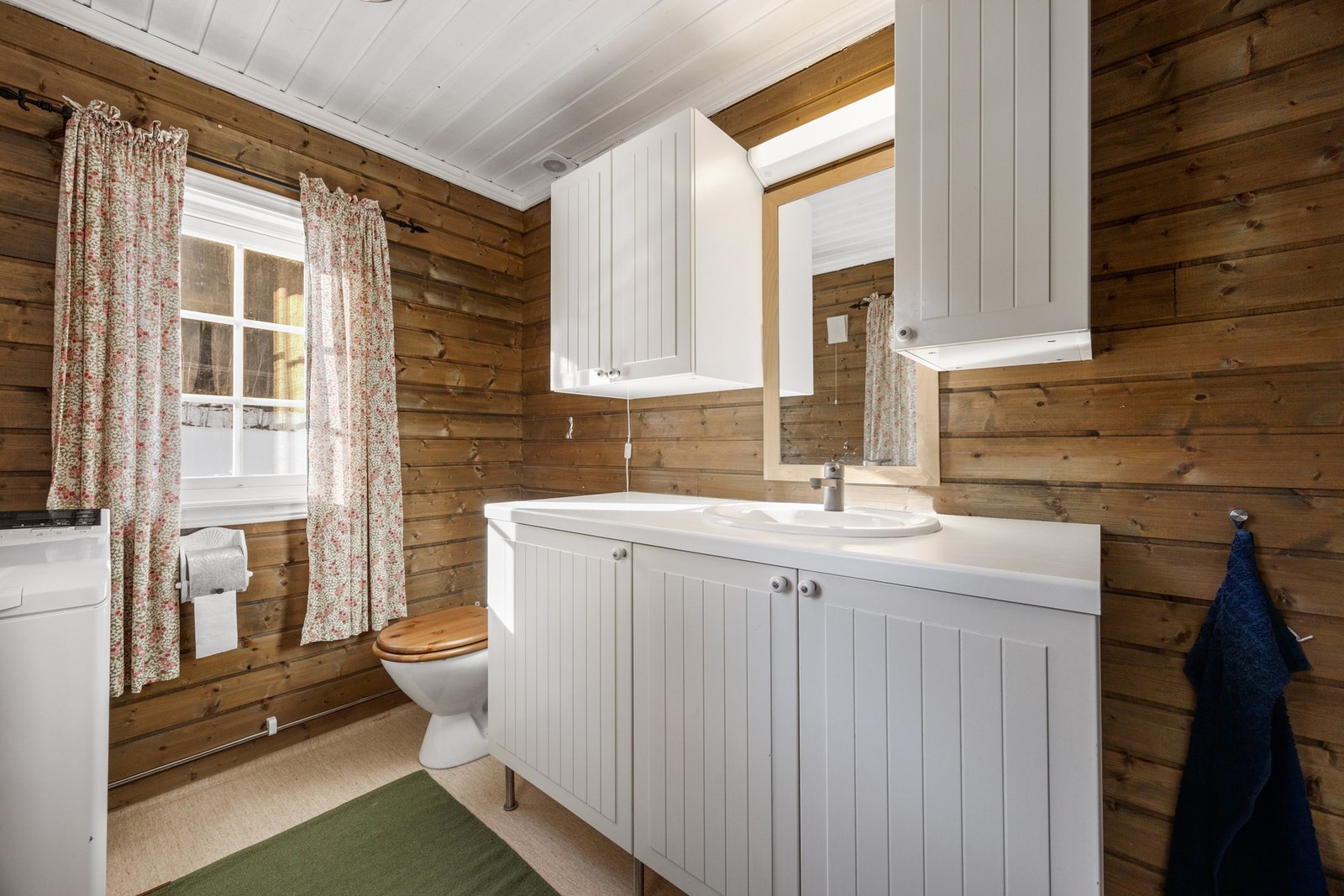 Utstyrt med dusjkabinett, toalett og servantskap, samt opplegg for vaskemaskin. Galleribilde