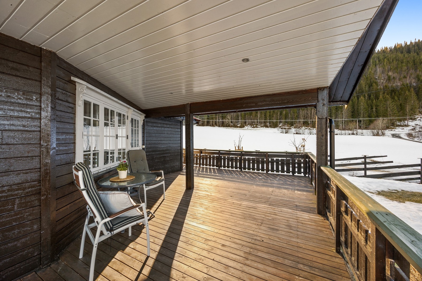 Deler av terrassen er takoverbygd med downlights. Galleribilde