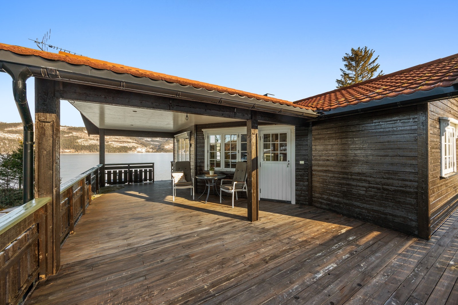 Fra stue/kjøkken er det utgang til en pent opparbeidet terrasse på 71 kvm. Galleribilde