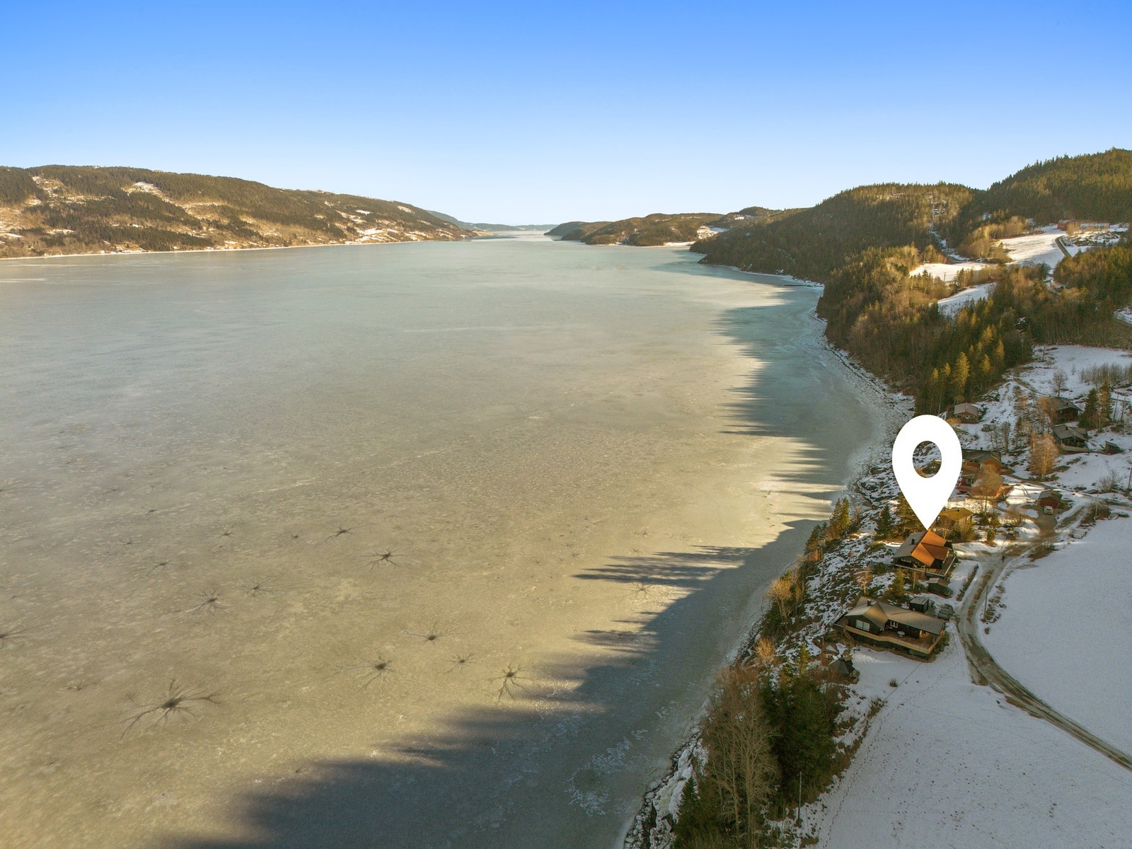 Hytta har bilvei helt frem, og veien brøytes om vinteren. Med innlagt strøm, vann og avløp er dette en fritidsbolig som fungerer godt året rundt. Galleribilde