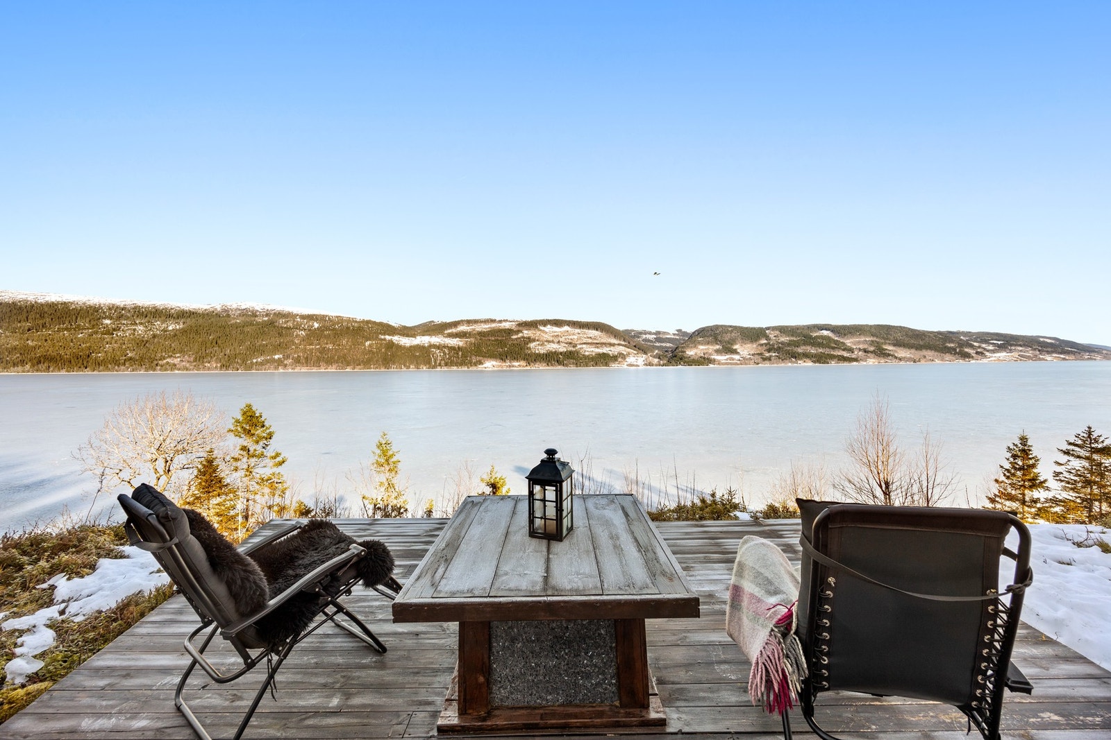 Vakker panorama mot sjøen! Eiendommen ligger rolig til i Verrasundet, bare få meter fra sjøen. Galleribilde