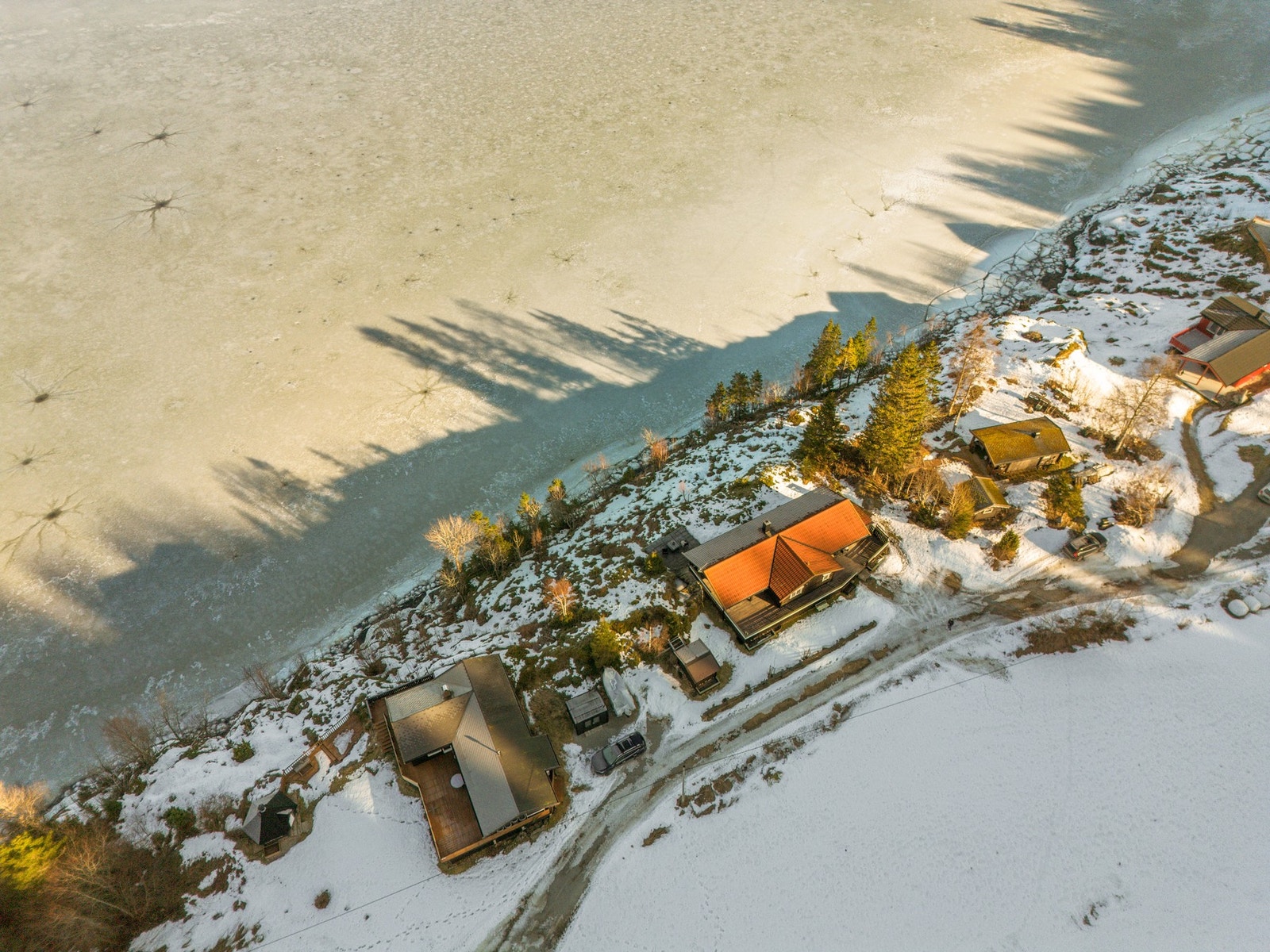 Beliggenheten gir gode solforhold gjennom hele dagen og enkel tilgang til både sjøliv og fine turområder. Galleribilde