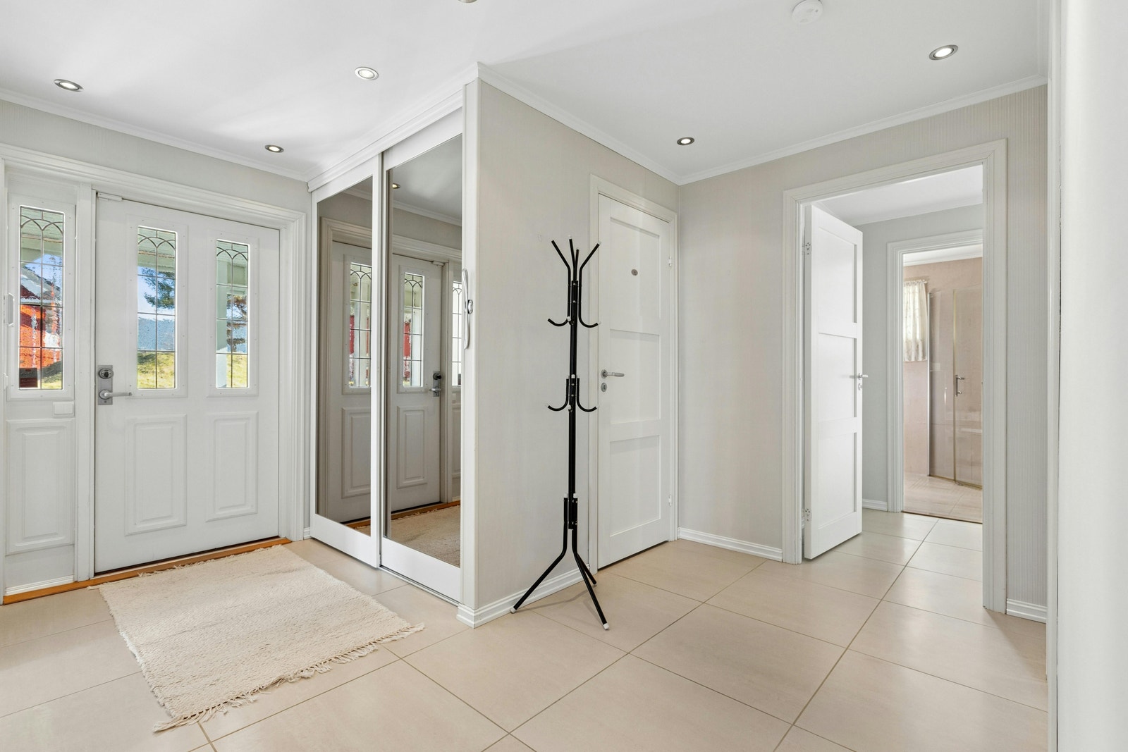 Lys og trivelig entrè med skyvedørsgarderobe. Galleribilde
