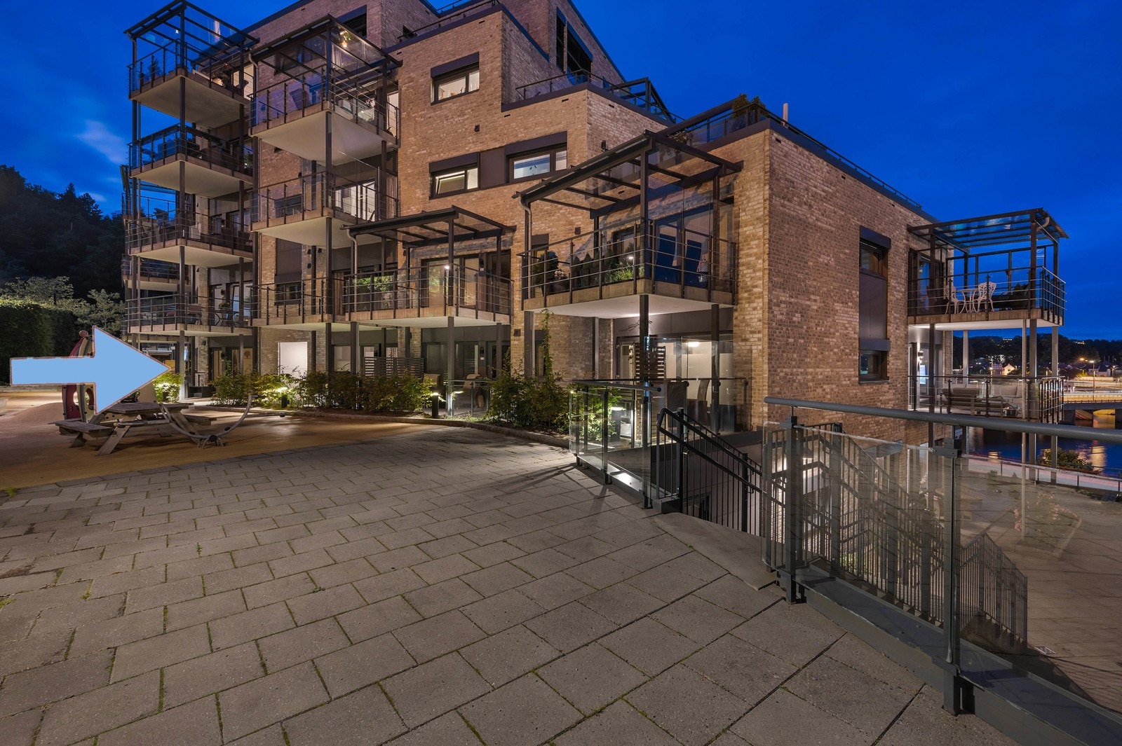 BOLIGMEGLEREN MARCUSSEN HORGEN BUD MOTTATT! Sentrum - Stor (108 kvm) selveierleilighet over to etasjer -